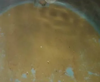 Água contaminada e resíduos em reservatório antes da limpeza