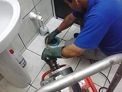 Técnico da Eco Vida operando equipamento de desobstrução de tubulação